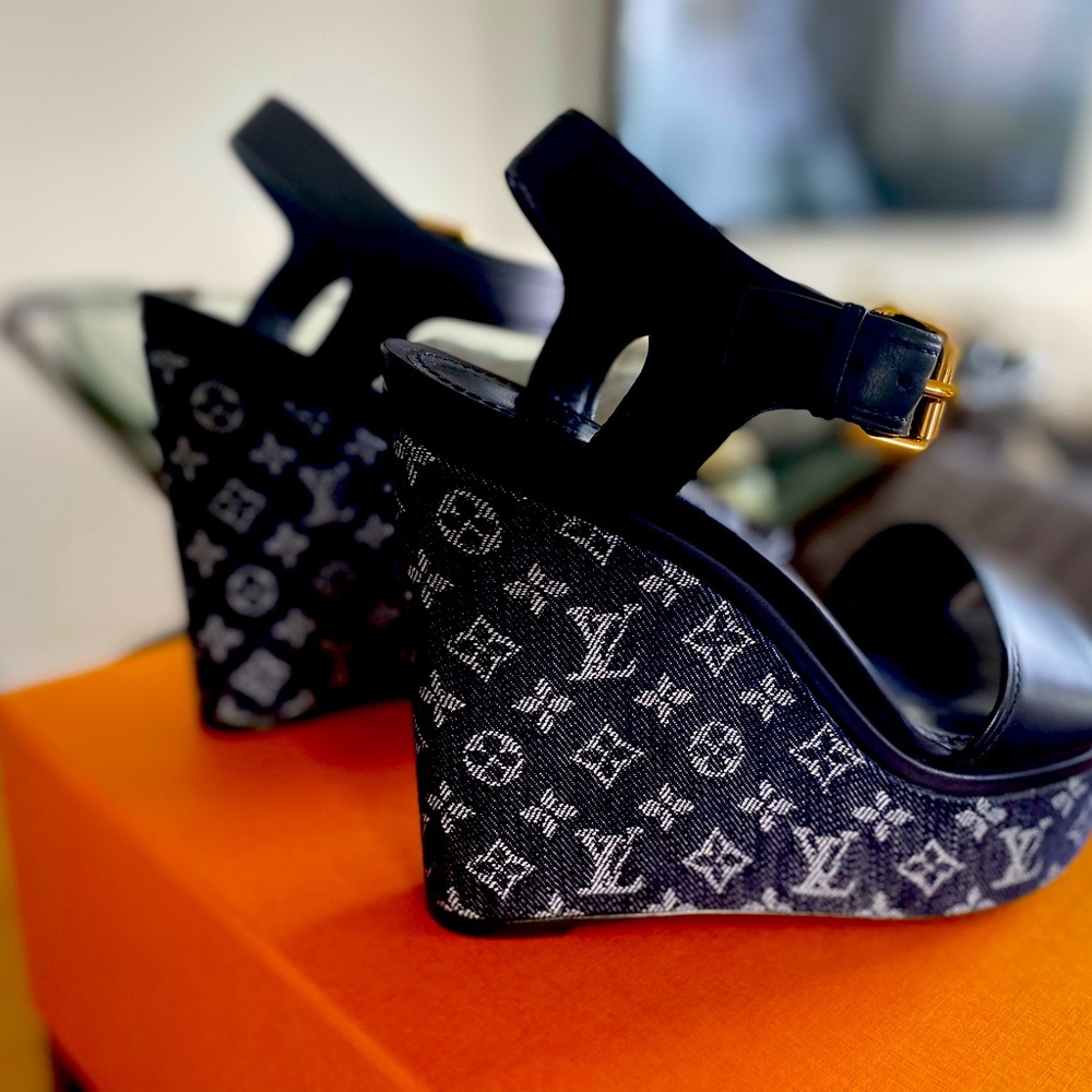 Authentic Louis Vuitton Waterfall Wedge Sandal sz 39 New! Dark Navy Blue Leather - Picture 8 of 16